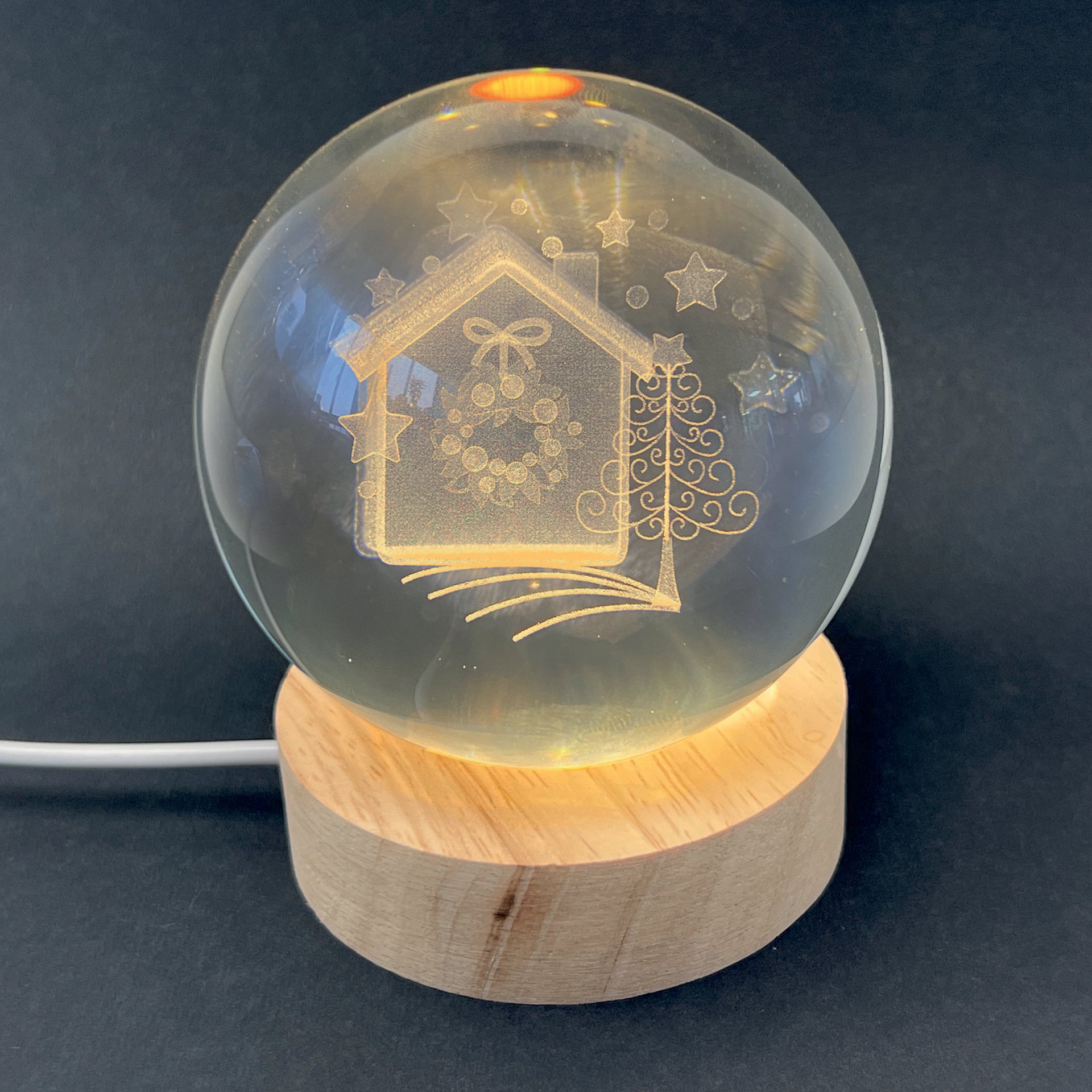 SFERA DI VETRO CON LED E BASE IN LEGNO “CASA CON GHIRLANDA”