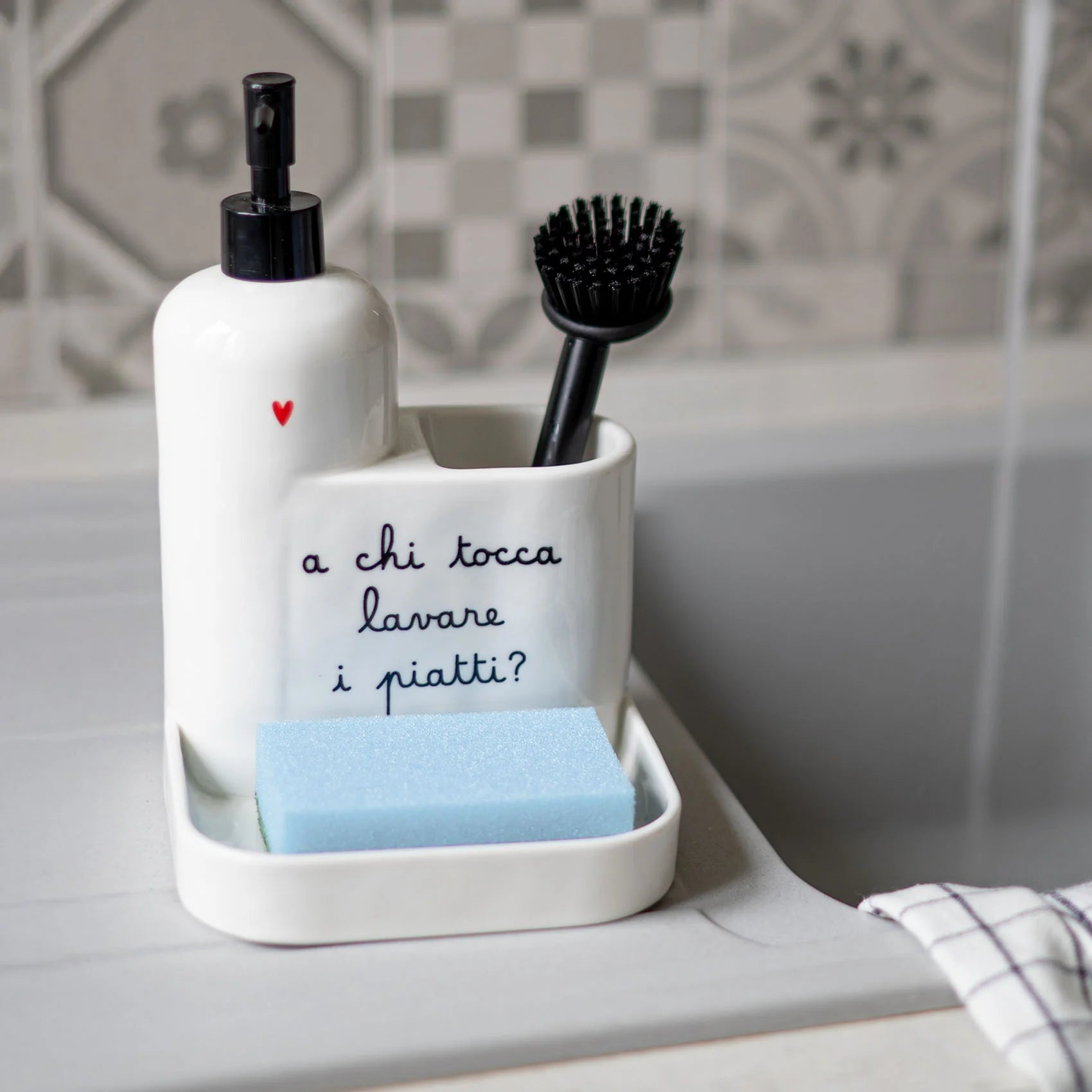 DOSASAPONE CON ACCESSORI A CHI TOCCA LAVARE I PIATTI