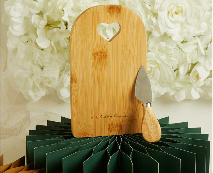 Tagliere in Bamboo con Cuore e Coltello
