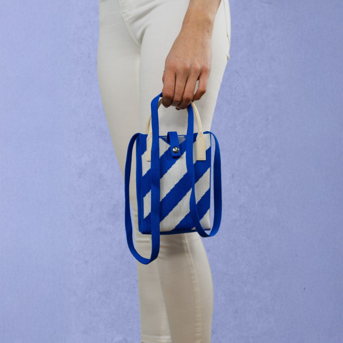 Portacellulare lavorato a maglia. Decorazione righe oblique