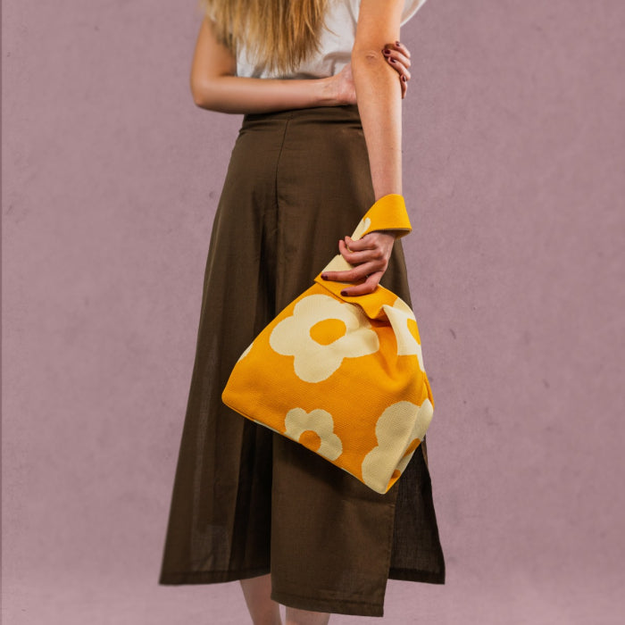 Borsa a nodo lavorata a maglia. Decorazione fiori