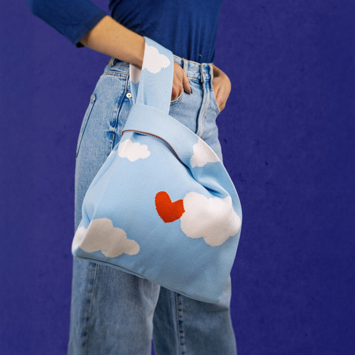 Borsa a nodo lavorata a maglia. Decorazione nuvole